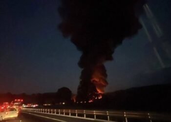 Cierran la autopista México-Puebla tras volcadura de pipa
