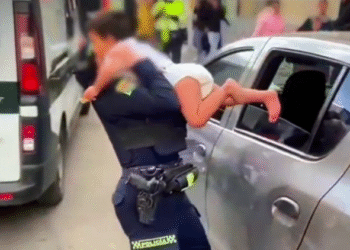 Rescatan a niño de 2 años tras estar encerrado 7 horas dentro de un automóvil