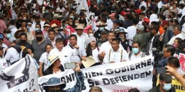 Tras manifestación en el Zócalo, CNTE instala plantón en Cámara de Diputados