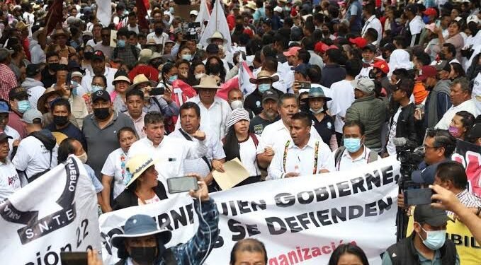 Tras manifestación en el Zócalo, CNTE instala plantón en Cámara de Diputados