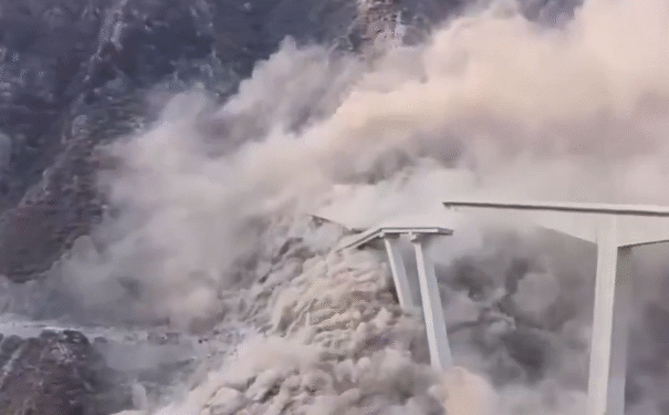 Colapsa puente en China, tenia 2 meses de haber sido inagurado