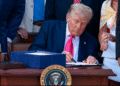 Trump firma la ley que fuerza al gobierno a publicar los ‘archivos Epstein’
