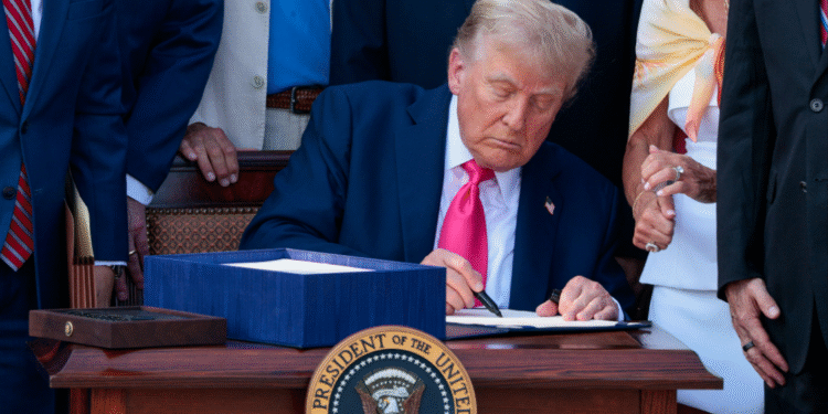 Trump firma la ley que fuerza al gobierno a publicar los ‘archivos Epstein’