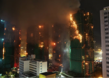 Tragedia en Hong Kong: hay al menos 36 muertos y varias personas atrapadas por un feroz incendio