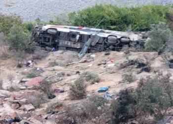Autobús de pasajeros cae por el precipicio y deja a 37 muertos en carretera panamericana, hay 25 heridos
