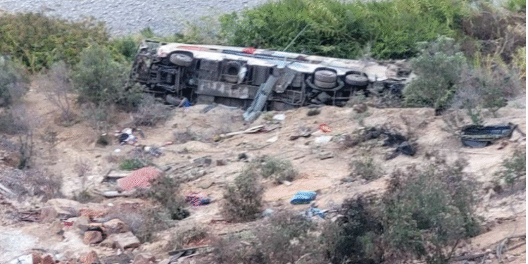 Autobús de pasajeros cae por el precipicio y deja a 37 muertos en carretera panamericana, hay 25 heridos