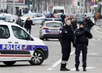 La policía francesa tiroteó a un hombre armado con un cuchillo en una estación de París