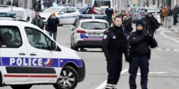 La policía francesa tiroteó a un hombre armado con un cuchillo en una estación de París