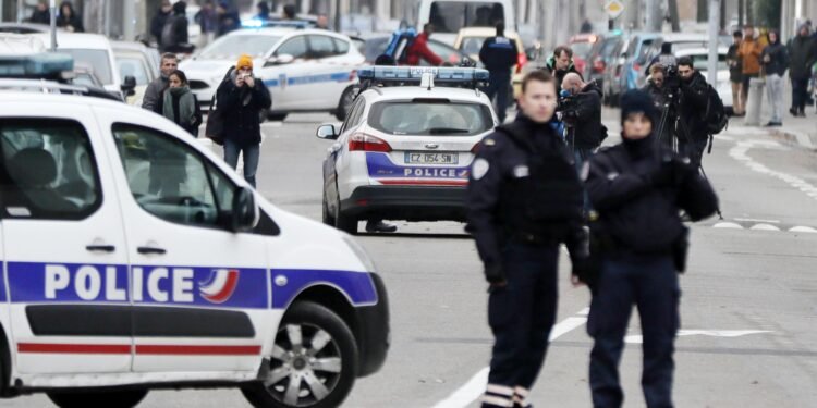 La policía francesa tiroteó a un hombre armado con un cuchillo en una estación de París