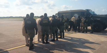 Trasladan a nueve reos peligrosos a penal de Chiapas