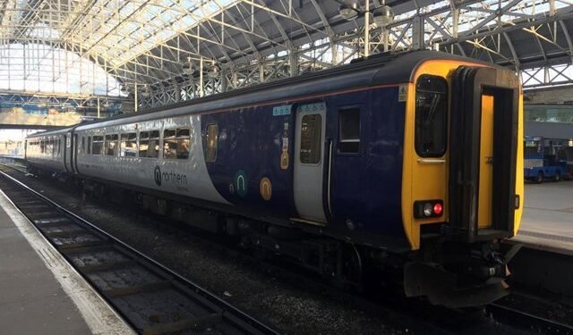 Ataque con arma blanca en tren del Reino Unido deja a dos personas en estado crítico