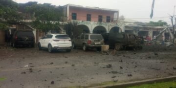 Explota coche bomba contra comisaria en Michoacán