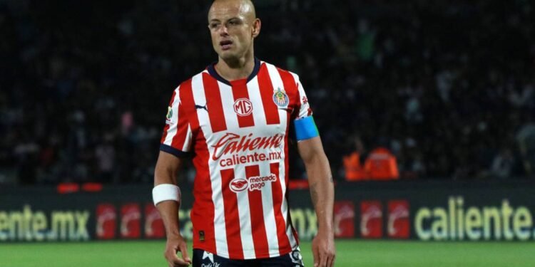 “Chicharito” Hernández se despide de forma emotiva de Chivas