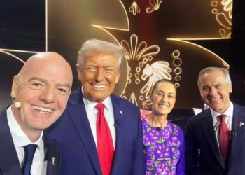 Infantino toma ‘selfie’ histórica con Sheinbaum, Trump y Carney