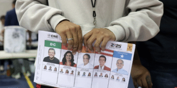 Autoridades electorales inician conteo de la contienda presidencial en Honduras