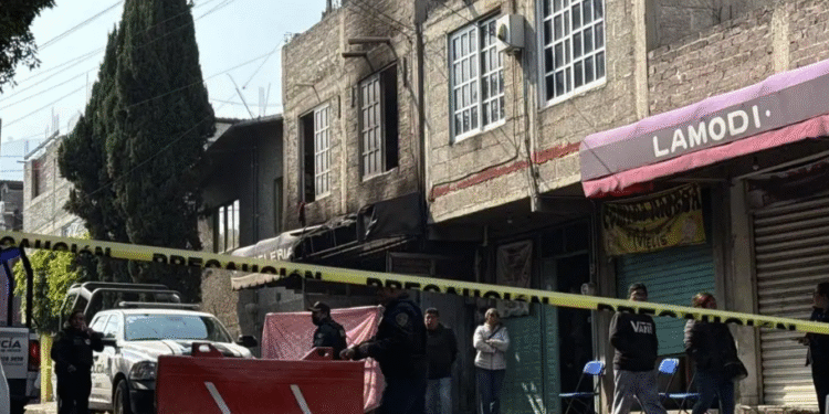 Dos personas fallecidas y dos lesionadas por incendio en domicilio en Iztapalapa