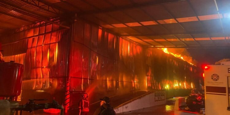 Incendio en fábrica de colchones en Ixtapaluca, Edomex
