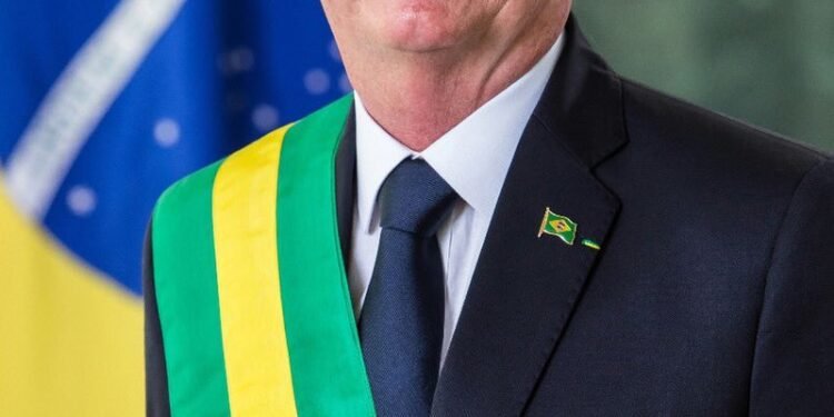 Brasil: autorizan a Jair Bolsonaro salir de prisión para someterse a cirugía