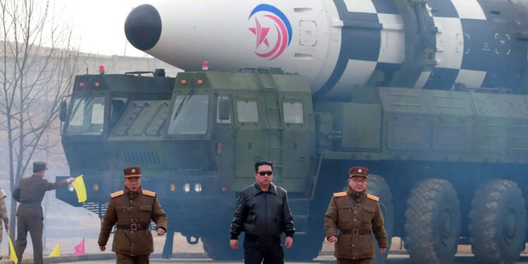 Kim dice que nuevos lanzamisiles norcoreanos pueden “aniquilar al enemigo”