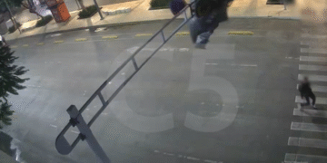 Paracaidista queda atorado en semáforo de avenida Balderas en el Centro