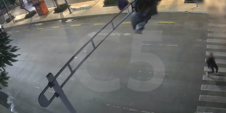 Paracaidista queda atorado en semáforo de avenida Balderas en el Centro