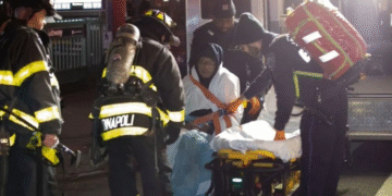 Prenden fuego a abuelito que dormía en vagón del Metro de Nueva York