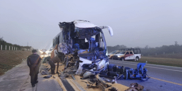 choque de autobús y tráiler deja dos muertos y 36 lesionados en Güémez, Tamaulipas