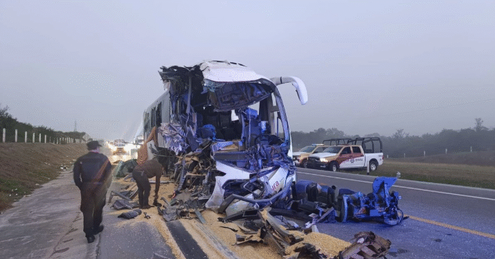 choque de autobús y tráiler deja dos muertos y 36 lesionados en Güémez, Tamaulipas