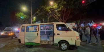 Volcadura de transporte público deja 12 heridos en alcaldía Iztacalco.