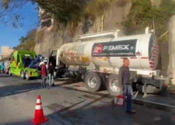 Pipa de Pemex choca con tráiler y provoca cierre parcial en la autopista del Sol