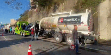 Pipa de Pemex choca con tráiler y provoca cierre parcial en la autopista del Sol