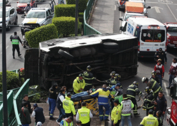 Choque entre microbús y tres autos deja al menos 5 heridos en Canal de Miramontes