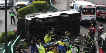 Choque entre microbús y tres autos deja al menos 5 heridos en Canal de Miramontes