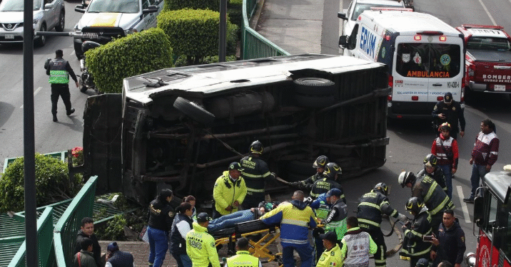 Choque entre microbús y tres autos deja al menos 5 heridos en Canal de Miramontes