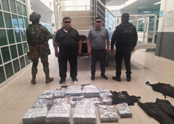 Caen dos sujetos que llevaban 37 millones de pesos en efectivo y armas en Lomas Verdes