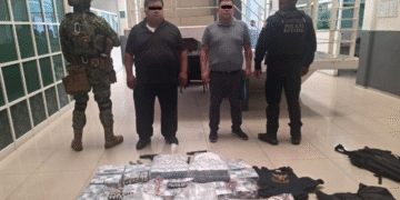 Caen dos sujetos que llevaban 37 millones de pesos en efectivo y armas en Lomas Verdes