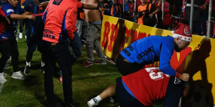 Final de Futbol en Guatemala Termina en Trifulca con Jugadores, Aficionados y Policías