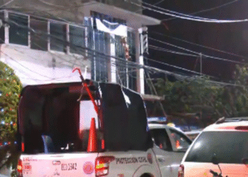 Un lesionado al colapsar barda en construcción en Iztacalco