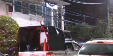 Un lesionado al colapsar barda en construcción en Iztacalco