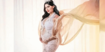 Mona anuncia que espera a su primer bebé junto al influencer Geros