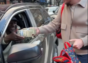 Mr. Beast es captado regalando dinero a automovilistas atrapados en el tráfico