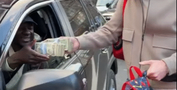 Mr. Beast es captado regalando dinero a automovilistas atrapados en el tráfico