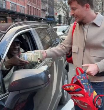 Mr. Beast es captado regalando dinero a automovilistas atrapados en el tráfico