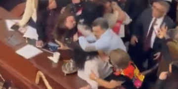Pelea en el congreso de la Ciudad De México, termina en batalla campal entre partidos