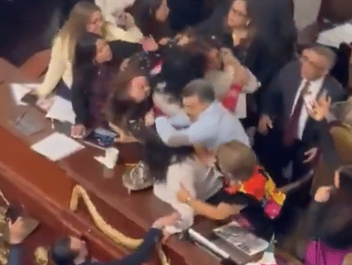 Pelea en el congreso de la Ciudad De México, termina en batalla campal entre partidos