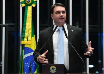 Hijo de Jair Bolsonaro anuncia que será candidato presidencial en 2026
