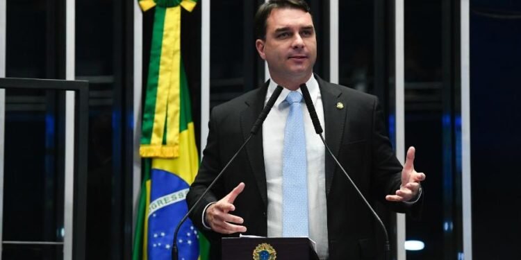 Hijo de Jair Bolsonaro anuncia que será candidato presidencial en 2026