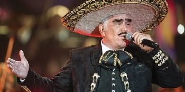 Lanzarán disco póstumo de Vicente Fernández que incluye duetos con Christian Nodal y Ángela Aguilar