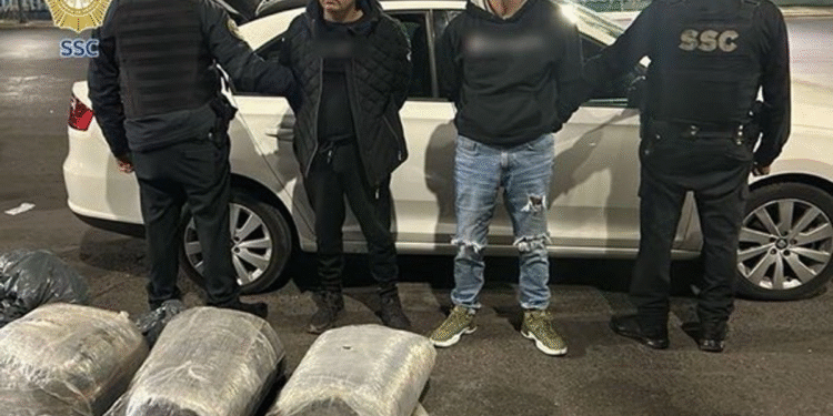 Detienen a dos hombres con 30 kilos de mariguana en Iztapalapa