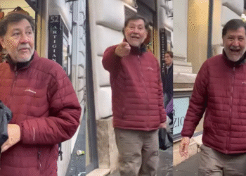 Captan a Fernández Noroña en Roma: insulta a mexicano que lo encaró